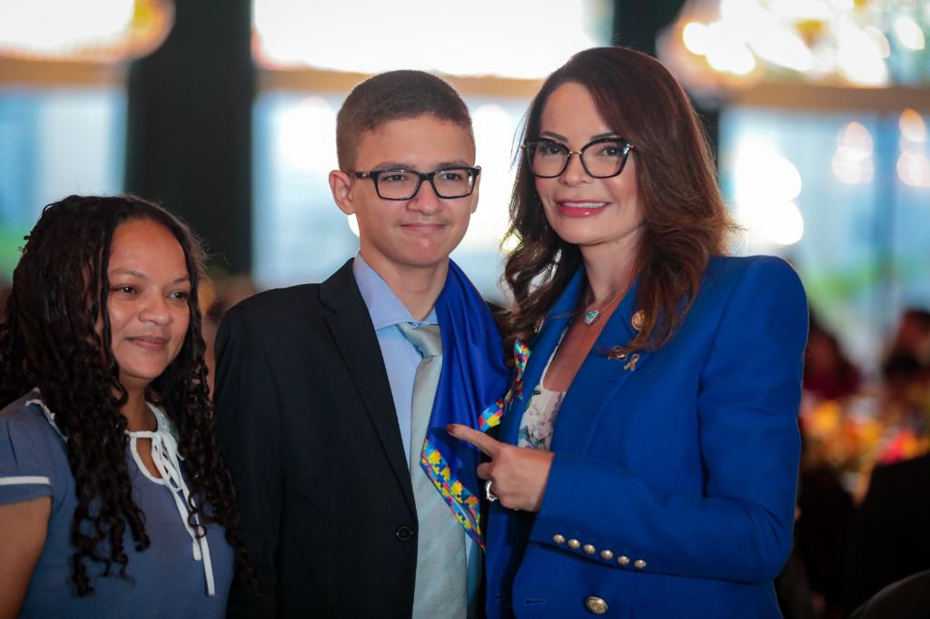 No Dia do Orgulho Autista, a primeira-dama de MT destaca avanços na inclusão em MT